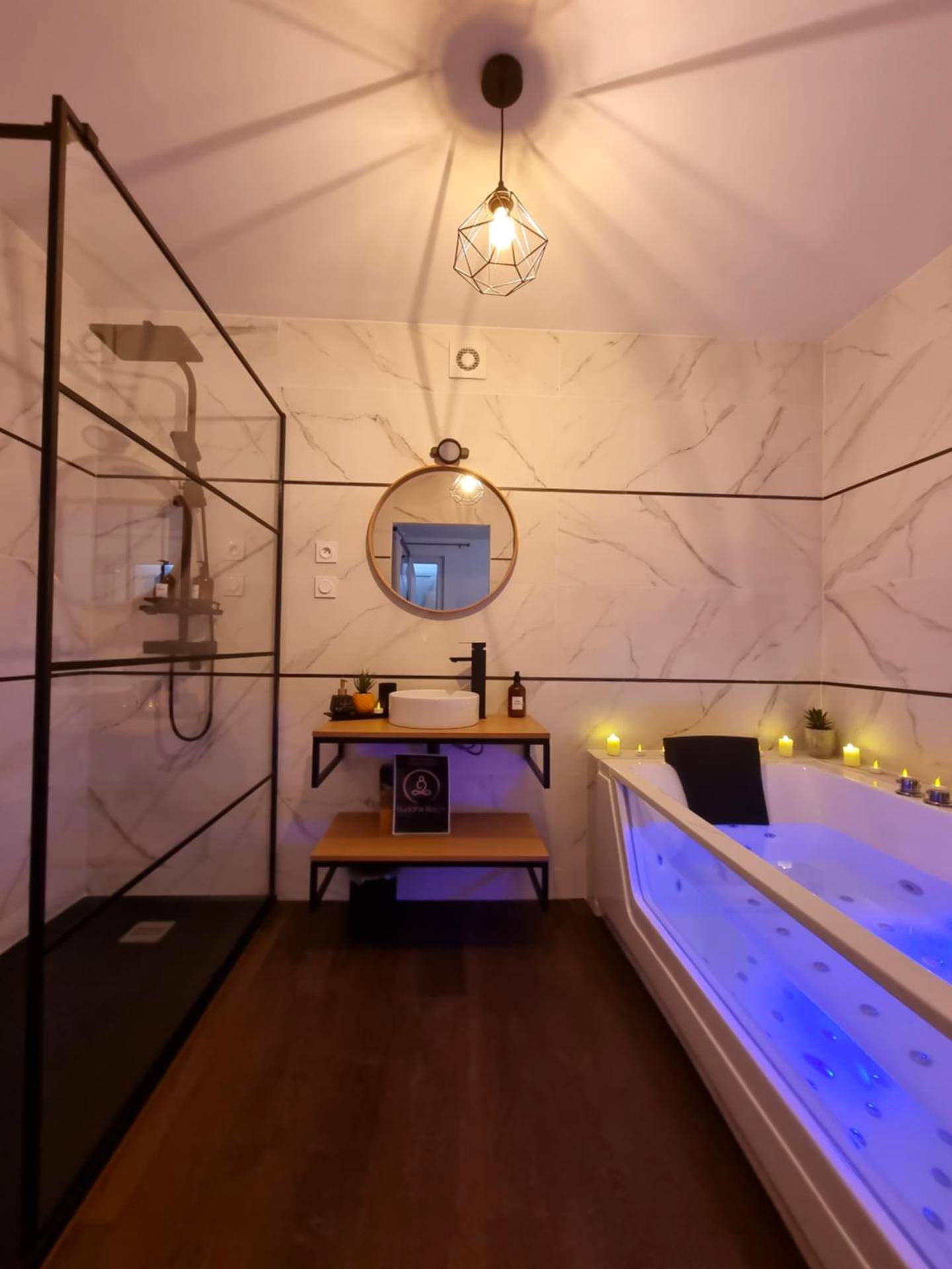 Salle de bain avec douche et baignoire balnéo - Fully renovated Chalet privatif suite romantique love balneo