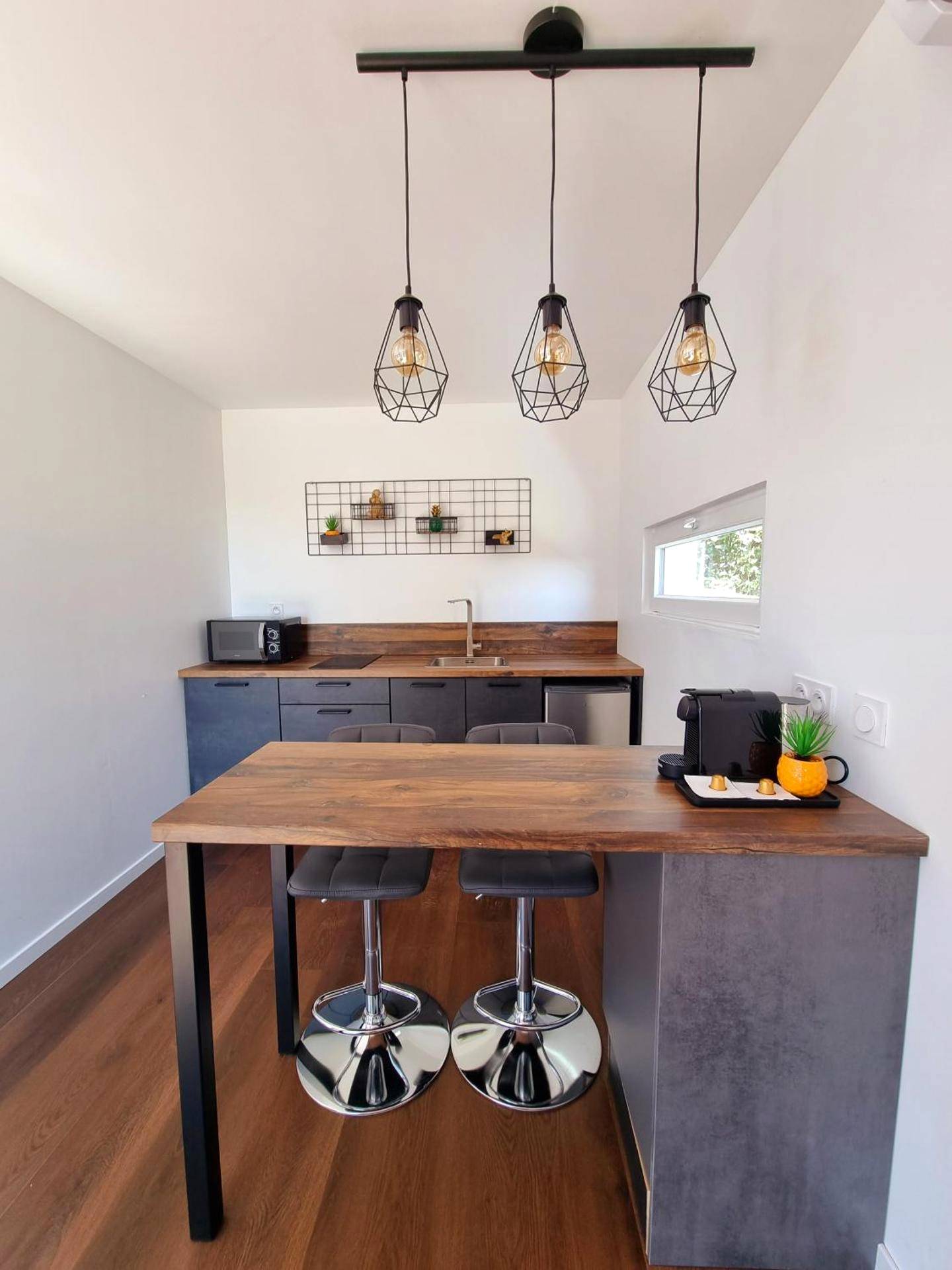 Cuisine équipée avec mange - debout et tabourets - Fully renovated Chalet privatif suite romantique love balneo