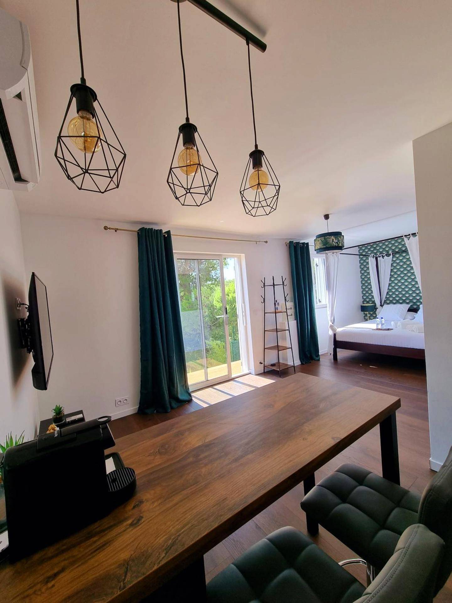 Espace de vie ouvert avec table en bois et lit - Fully renovated Chalet privatif suite romantique love balneo