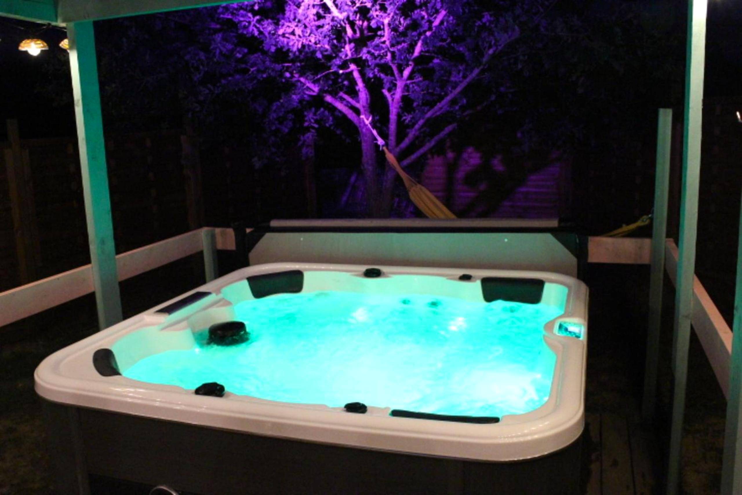 Jacuzzi extérieur avec éclairage LED bleu - Love Room Clermont - Créans - CHALET CARAIBES SPA Privatif