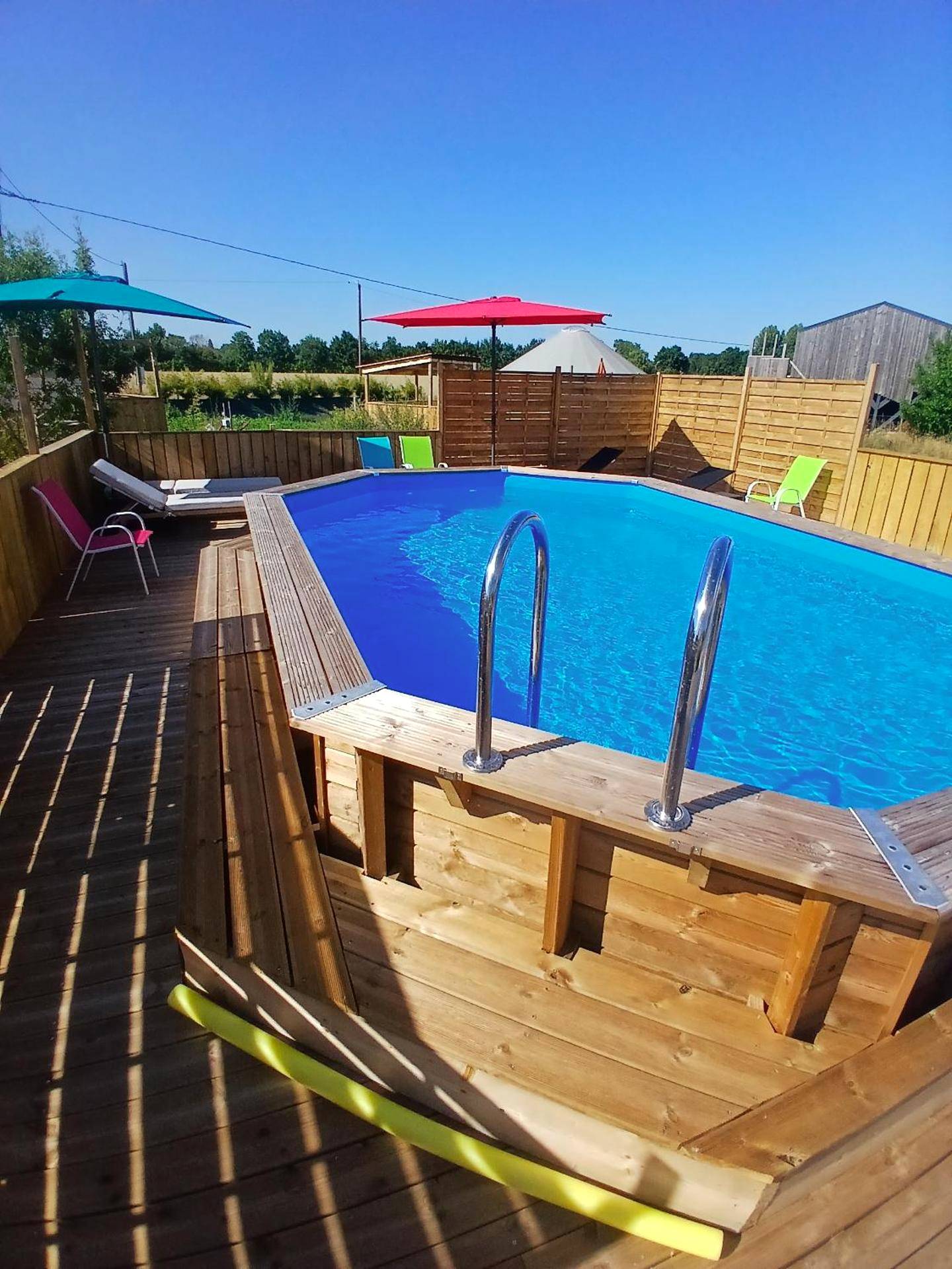 Piscine avec transats et parasols - CHALET CARAIBES SPA Privatif