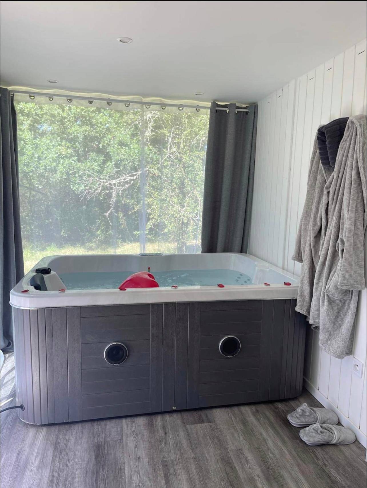 Jacuzzi privatif face à une baie vitrée - Love Room Arthon - Charmant chalet cocooning avec Jacuzzi