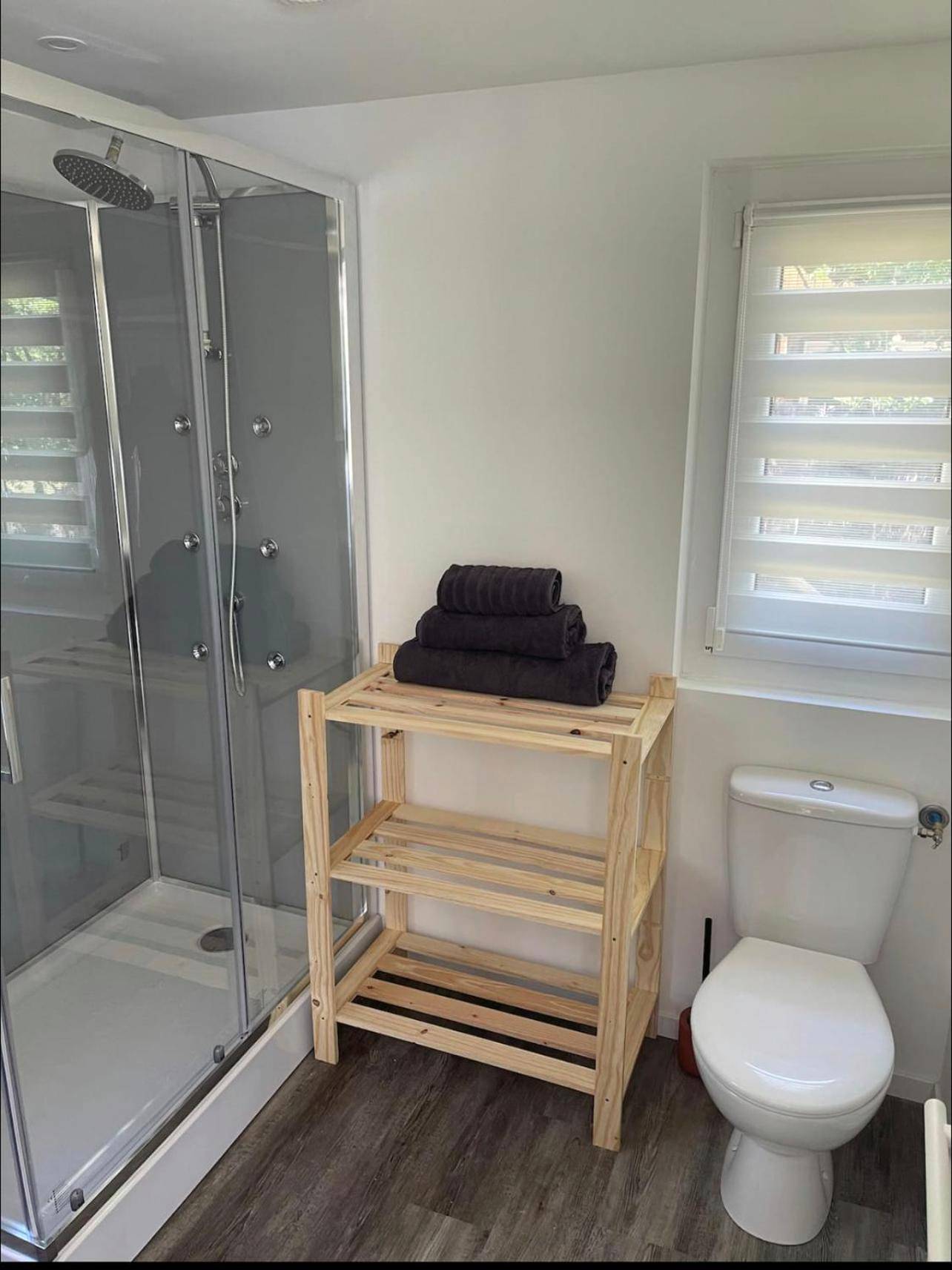 Salle d'eau avec douche à l'italienne et WC - Charmant chalet cocooning avec Jacuzzi