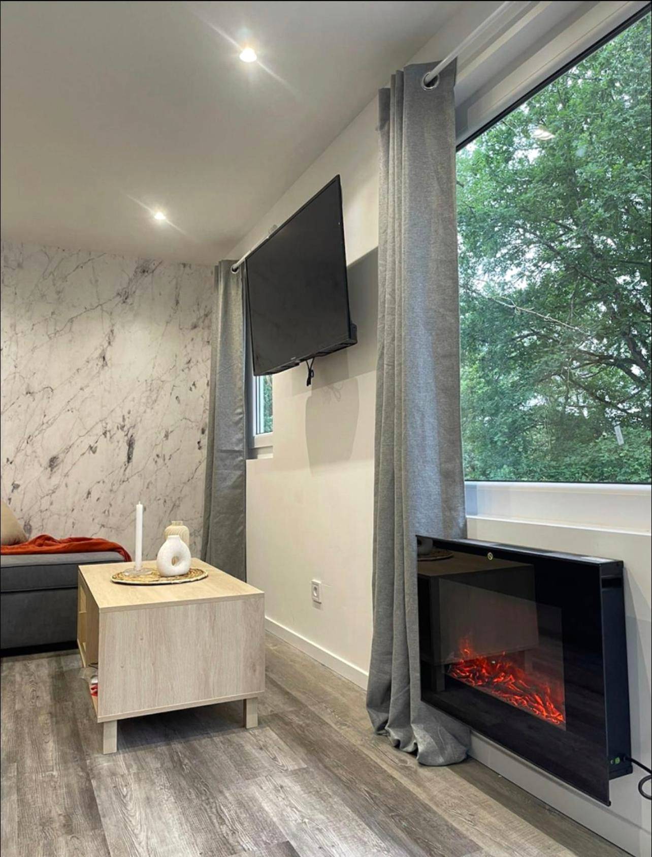 Salon avec cheminée électrique et télévision - Charmant chalet cocooning avec Jacuzzi