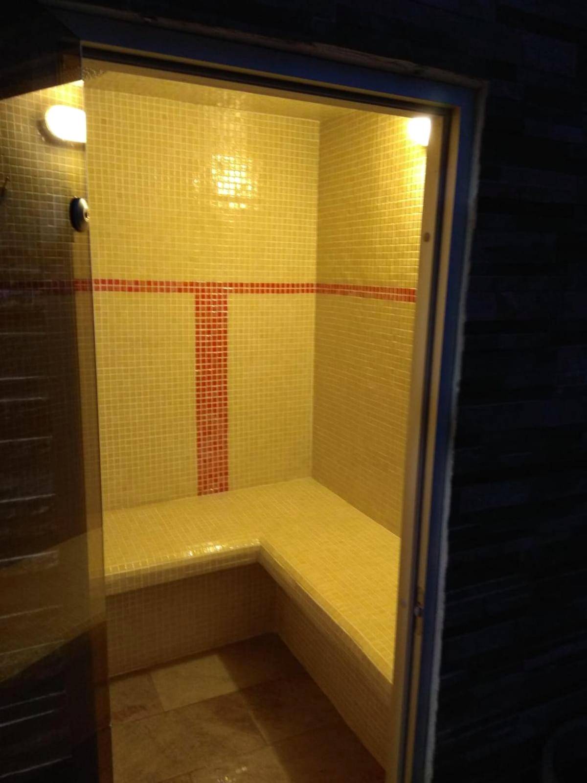 Hammam privatif en mosaïque beige et rouge - Le chalet aux Etoiles Spa & Sauna