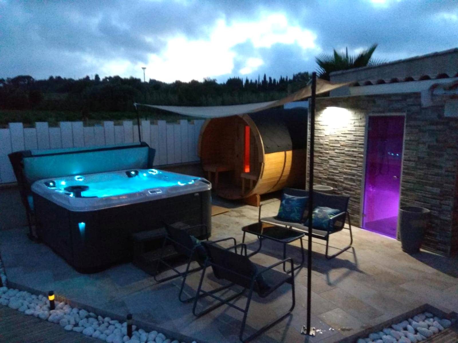 Espace bien - être extérieur avec spa et sauna - Le chalet aux Etoiles Spa & Sauna