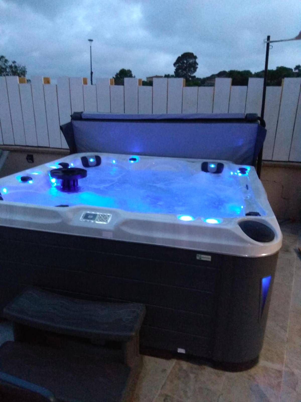 Jacuzzi privatif avec éclairage LED bleu - Le chalet aux Etoiles Spa & Sauna