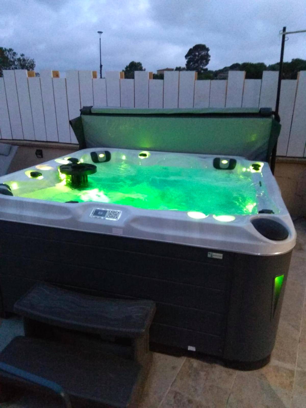 Jacuzzi privatif avec éclairage LED vert - Le chalet aux Etoiles Spa & Sauna