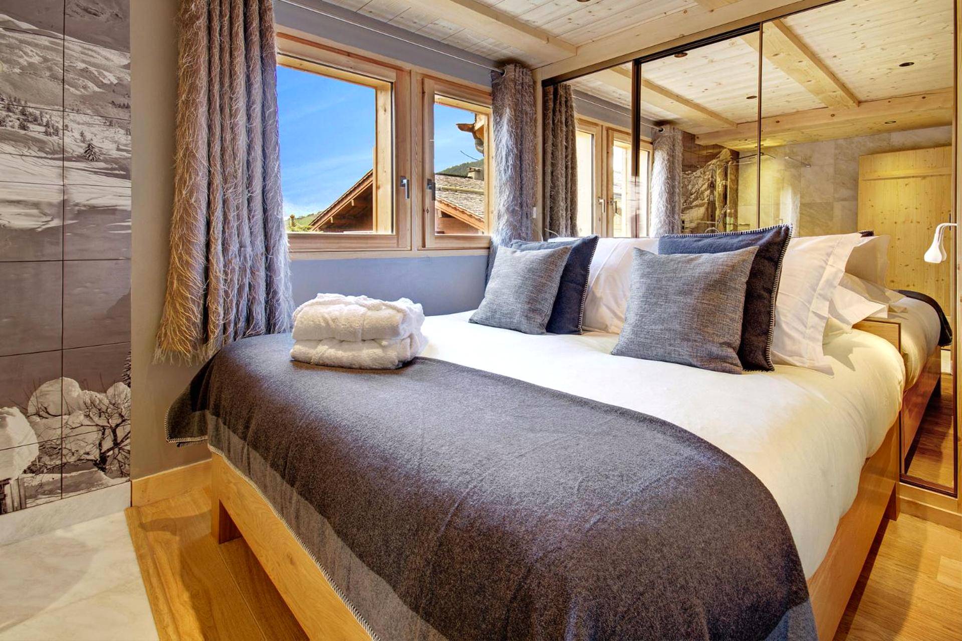 Chambre avec lit double et vue montagne - Love Room La Clusaz - Chalet Inarpa - Appartements et Suites