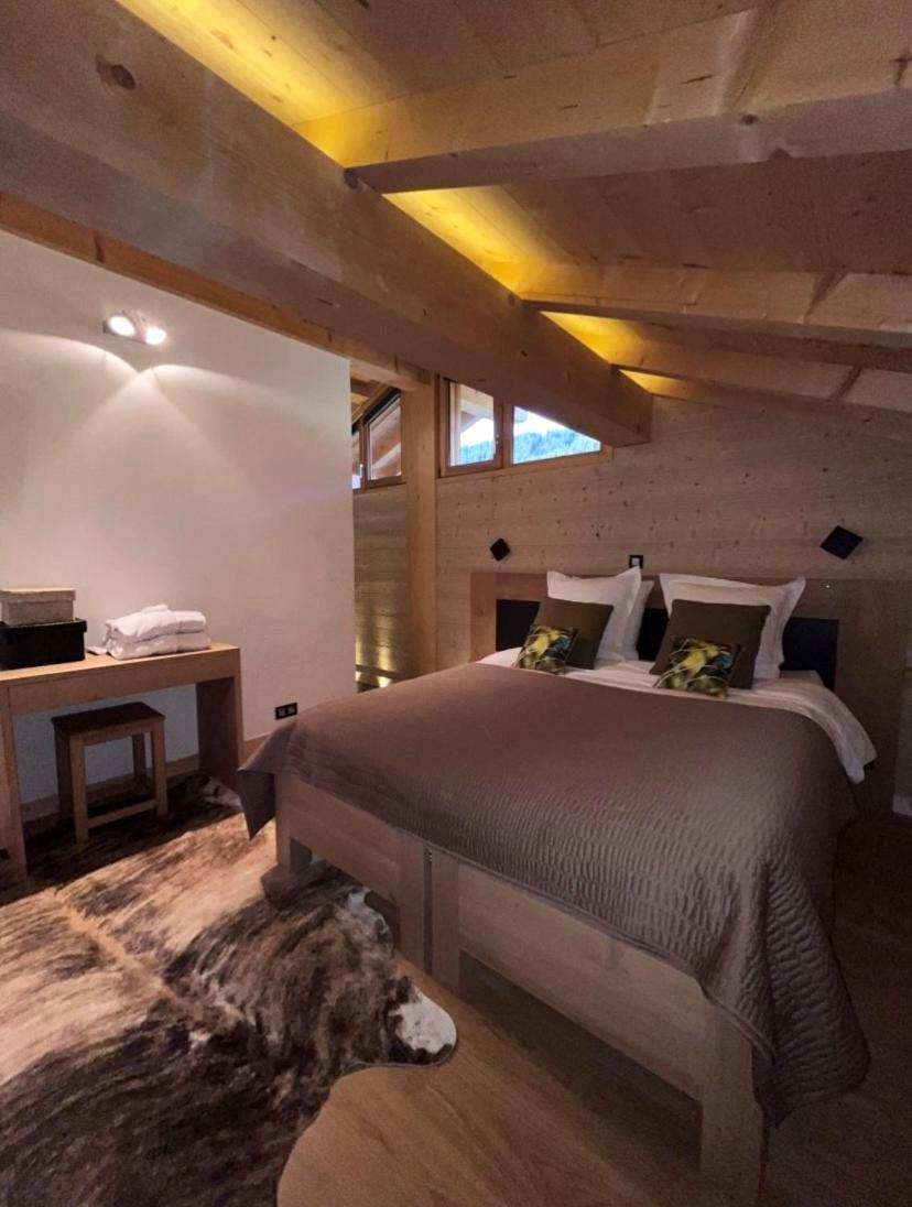 Chambre mansardée avec poutres apparentes - Chalet Inarpa - Appartements et Suites