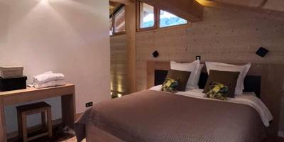 Chambre mansardée avec poutres apparentes - Chalet Inarpa - Appartements et Suites