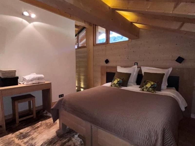 Chambre mansardée avec poutres apparentes - Chalet Inarpa - Appartements et Suites
