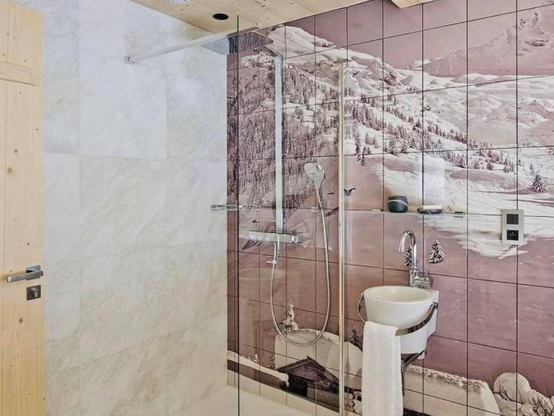 Douche à l'italienne avec fresque alpine - Chalet Inarpa - Appartements et Suites