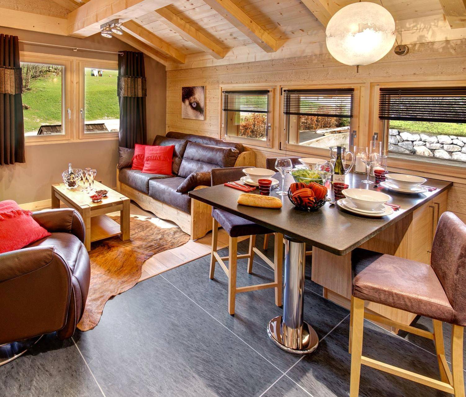 Salon chaleureux et coin repas aménagé - Chalet Inarpa - Appartements et Suites