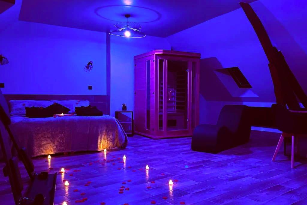 Chambre avec sauna et ambiance lumineuse bleue - Love Room Château - Landon - Love Room Le Chalet / Jacuzzi / Sauna