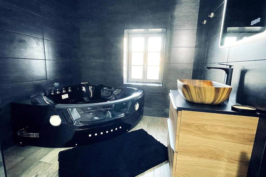 Baignoire balnéo noire et vasque en bois - Love Room Le Chalet / Jacuzzi / Sauna