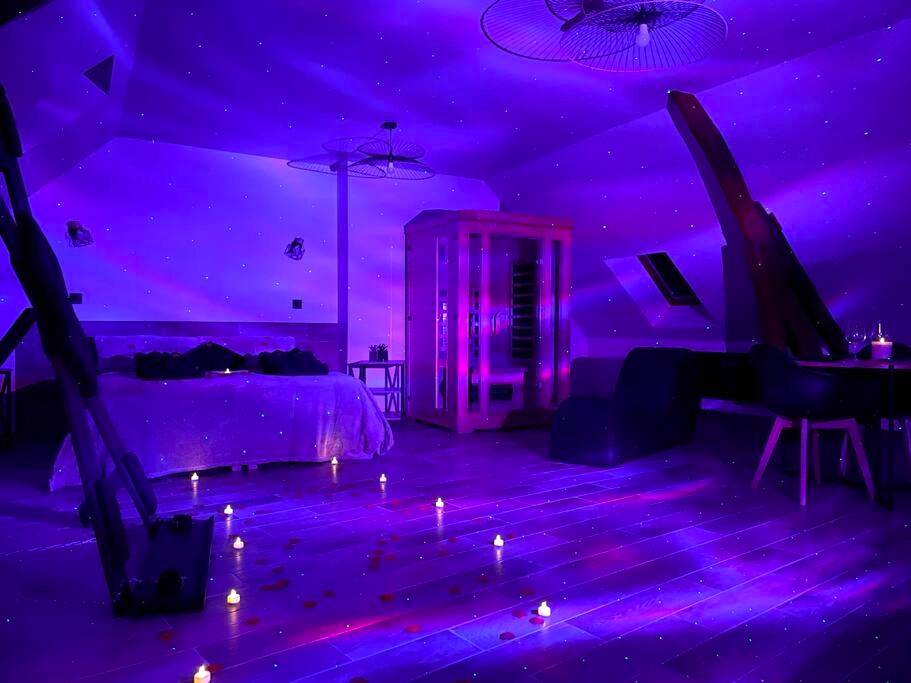 Suite romantique sous projecteur d'étoiles - Love Room Le Chalet / Jacuzzi / Sauna