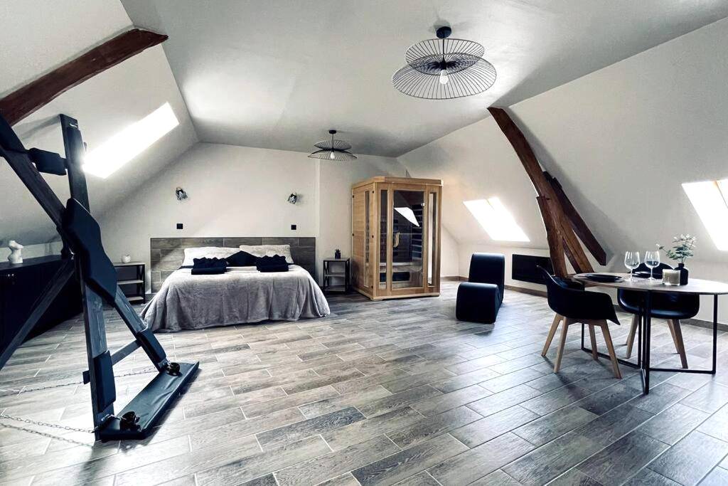 Vue d'ensemble avec lit, sauna et croix de Saint - André - Love Room Le Chalet / Jacuzzi / Sauna
