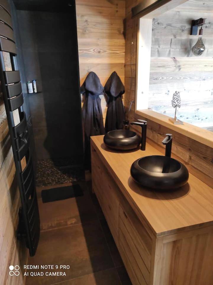 Salle d'eau moderne avec double vasque noire - Chalet neuf avec jacuzzi privé, vue imprenable sur Massif des Vosges
