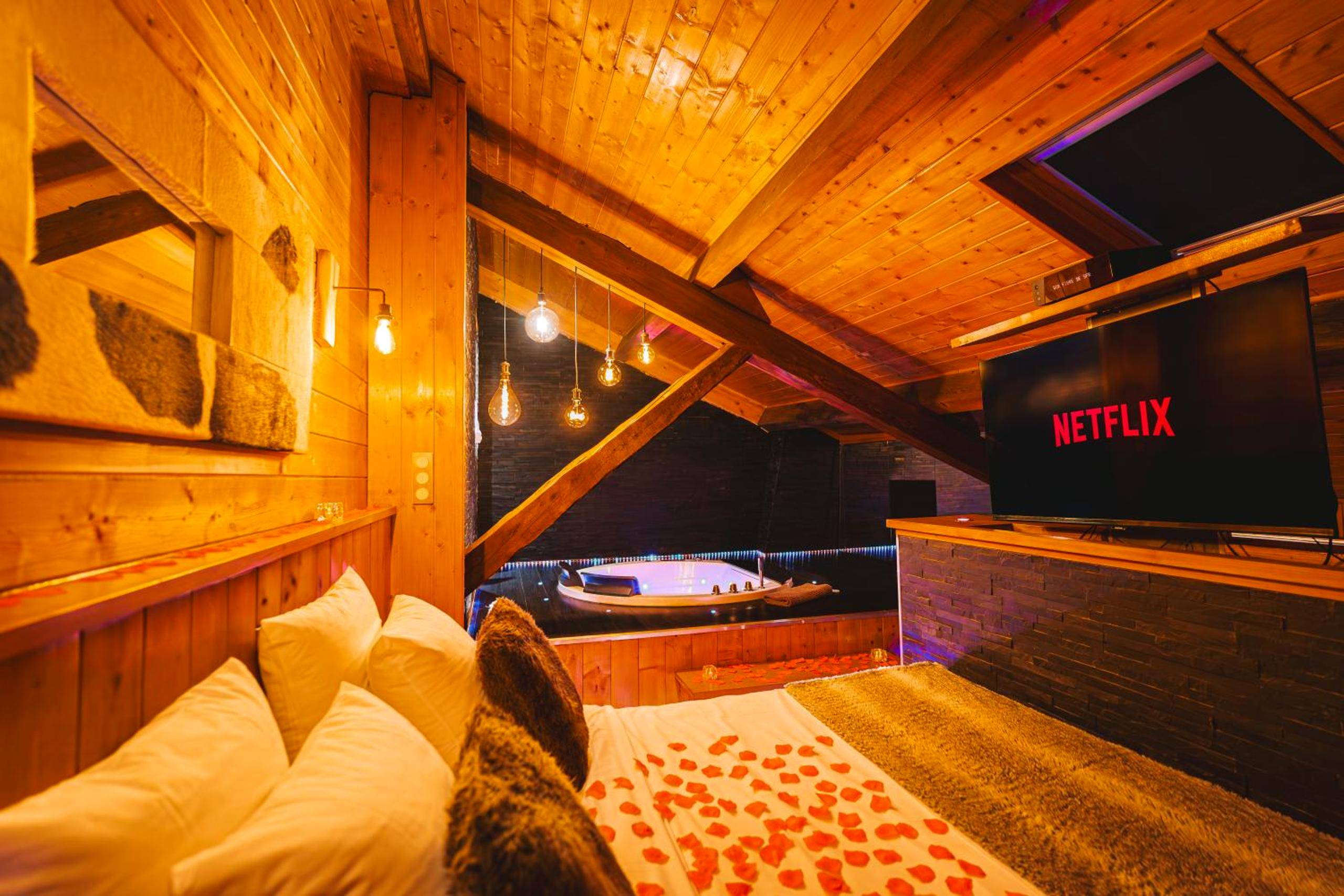 Chambre avec lit à pétales et écran géant - Love Room Villeurbanne - Le Chalet Loft and Spa