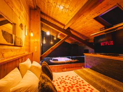 Chambre avec lit à pétales et écran géant - Love Room Villeurbanne - Le Chalet Loft and Spa