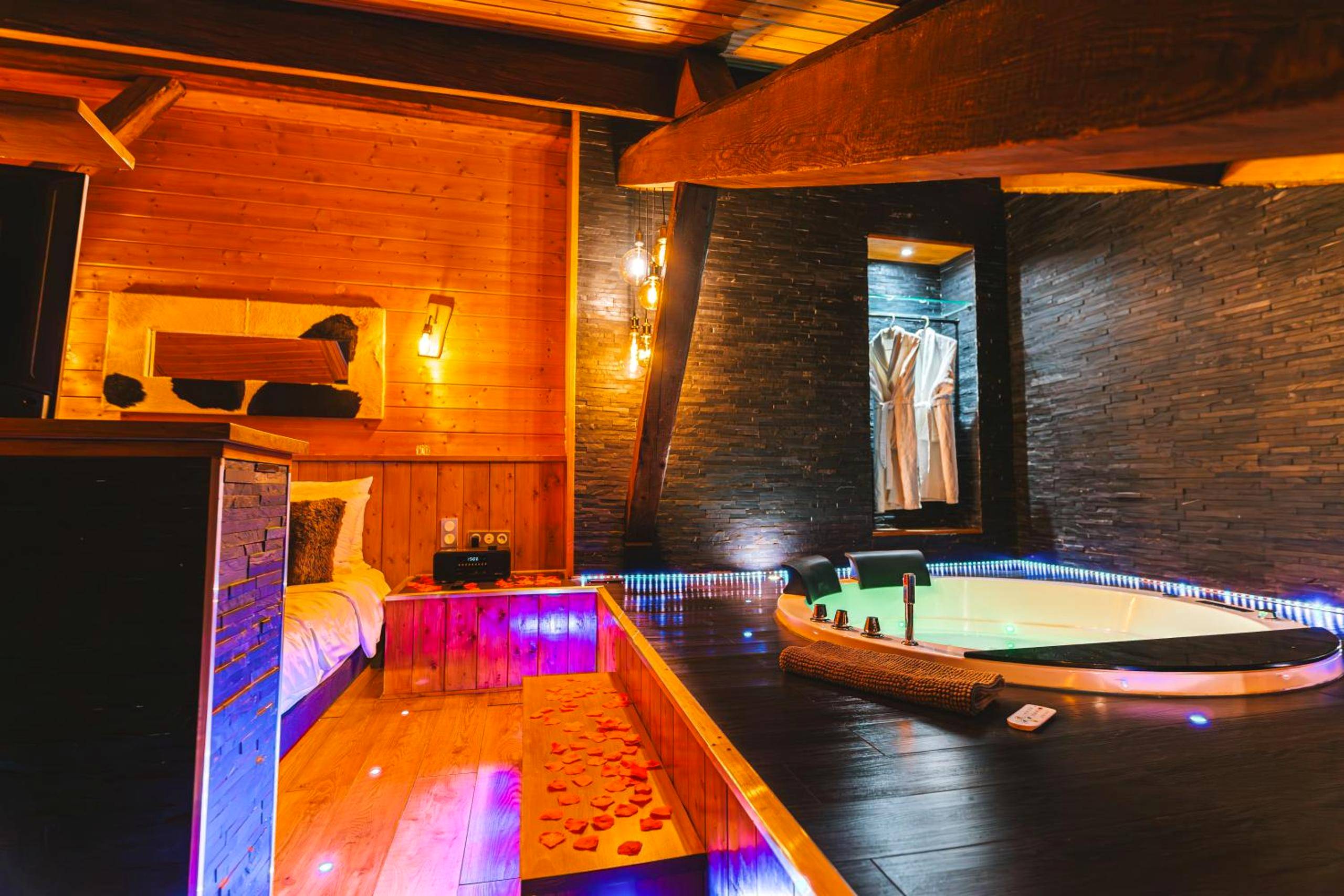 Espace bien - être avec jacuzzi et peignoirs - Le Chalet Loft and Spa