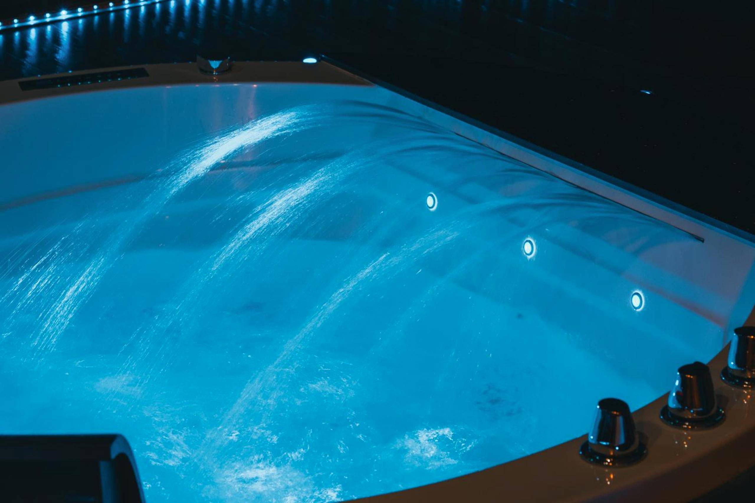 Jacuzzi privatif avec jets d'eau lumineux - Le Chalet Loft and Spa