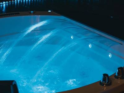 Jacuzzi privatif avec jets d'eau lumineux - Le Chalet Loft and Spa