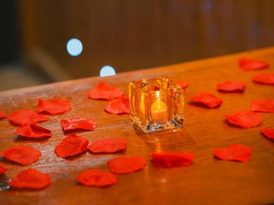 Bougie et pétales de roses sur bois - Le Chalet Loft and Spa