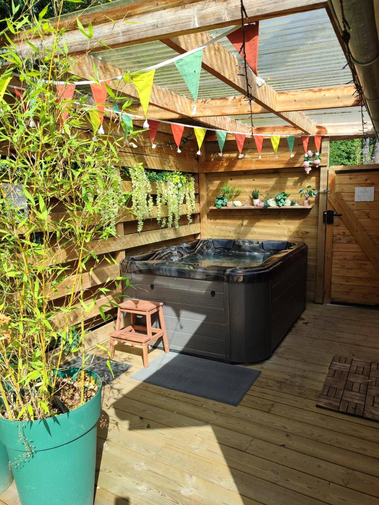 Jacuzzi privatif sous abri en bois décoré - Love Room Amayé - sur - Orne - Chalet Nature & Spa