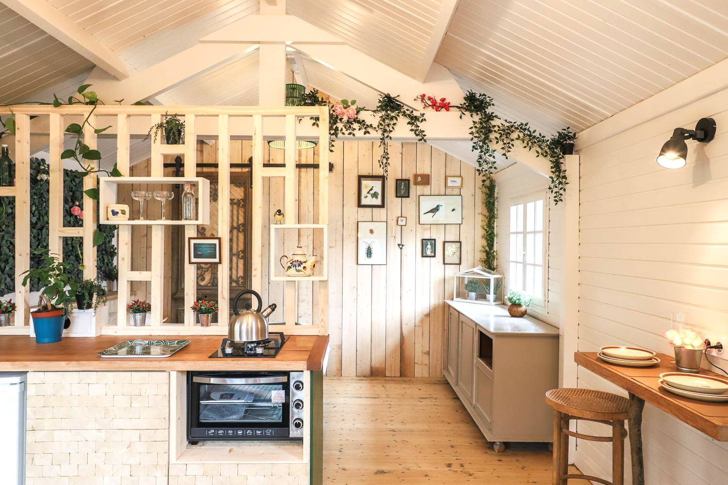 Cuisine équipée ouverte sur salon lumineux - Chalet Nature & Spa