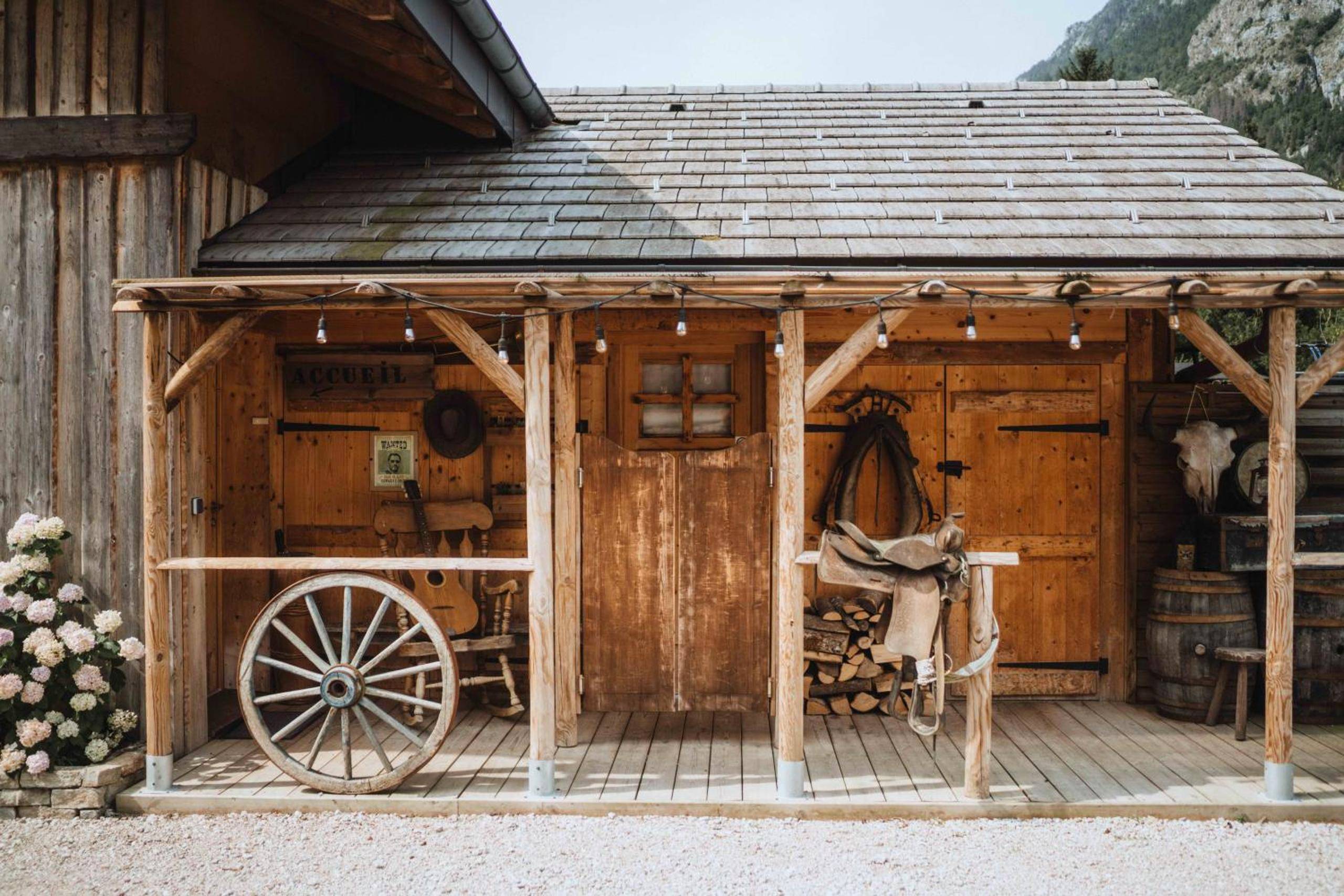 Vue principale - Love Room Le Biot - Chalet SALOON avec SPA privatif