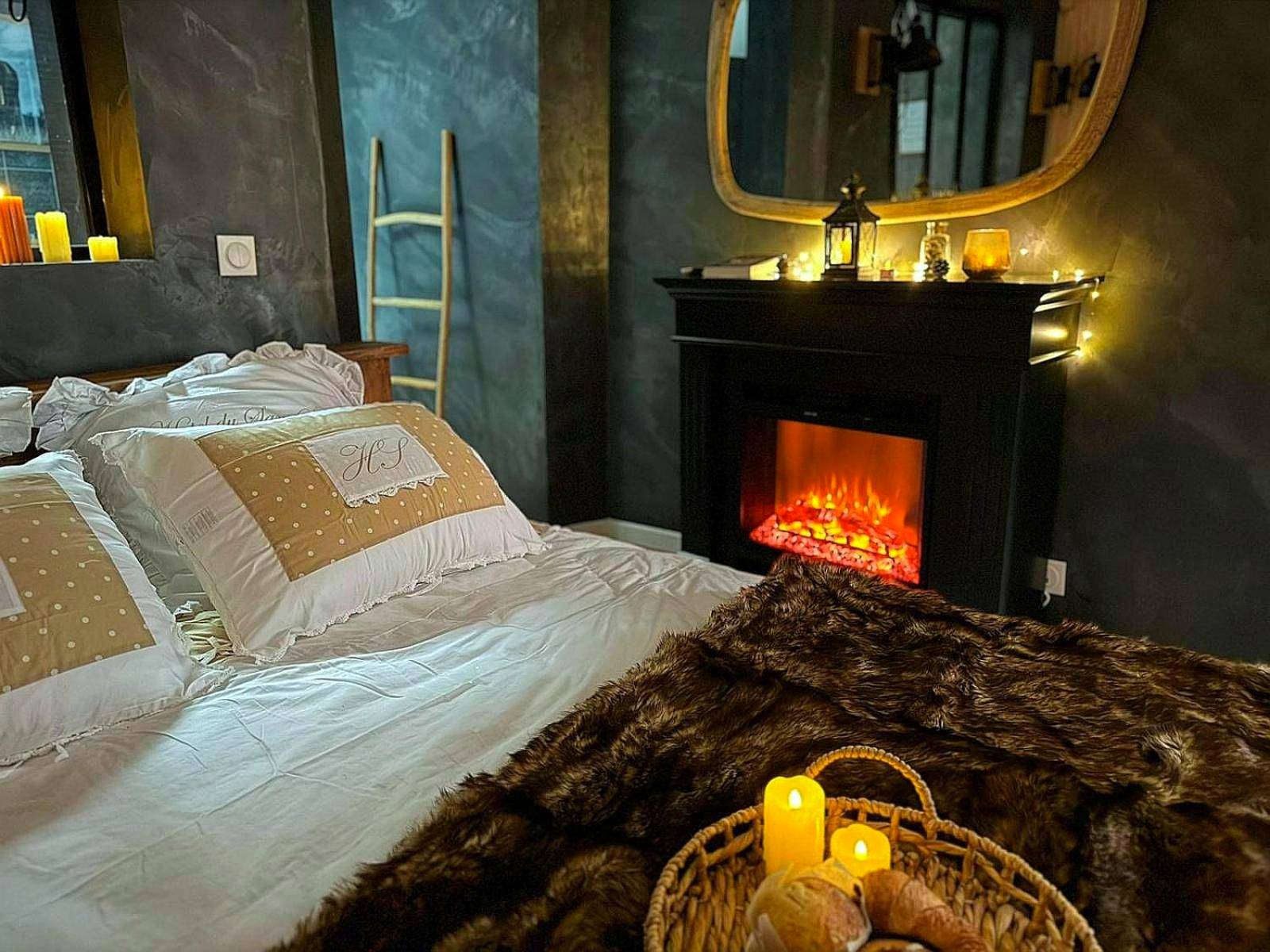 Chambre avec cheminée décorative et bougies - Le chalet romantique, SPA, Écran cinéma, Lit king size, day use, 10 min centre