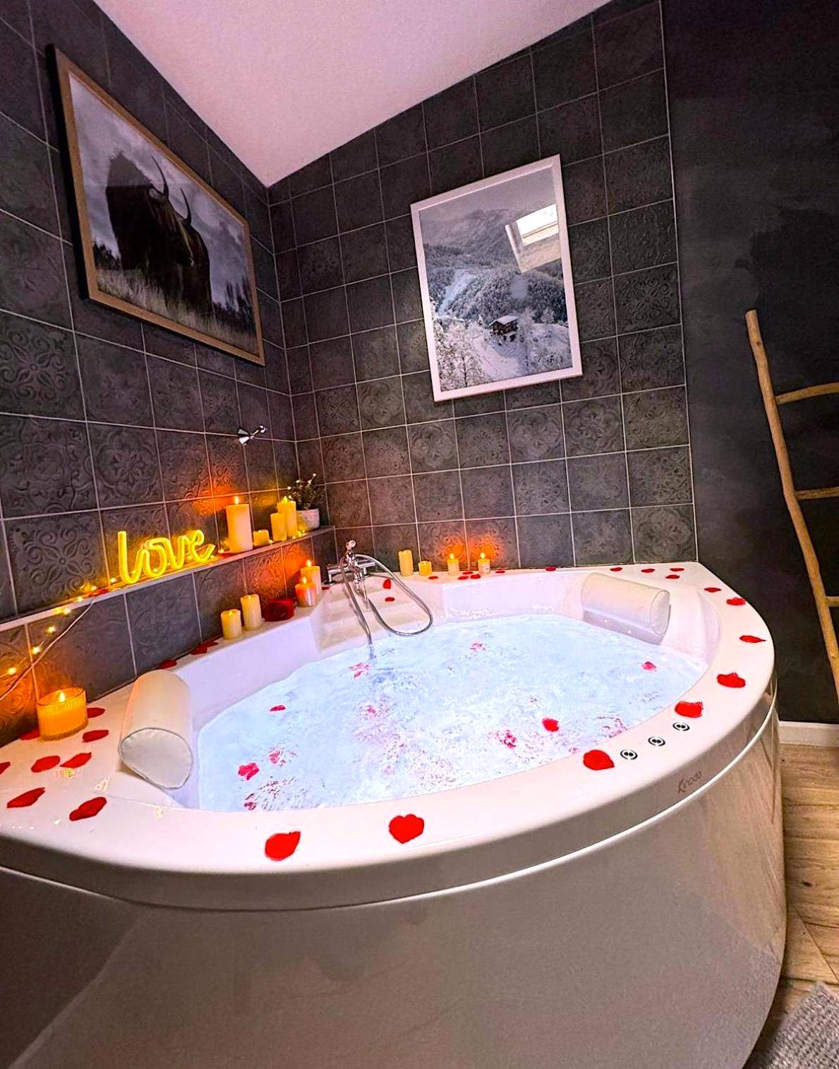 Baignoire balnéo avec pétales et bougies - Le chalet romantique, SPA, Écran cinéma, Lit king size, day use, 10 min centre