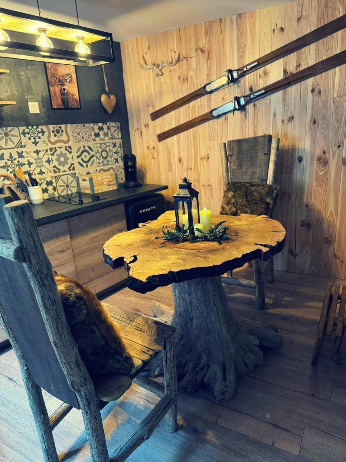 Espace repas rustique avec table en bois brut - Le chalet romantique, SPA, Écran cinéma, Lit king size, day use, 10 min...