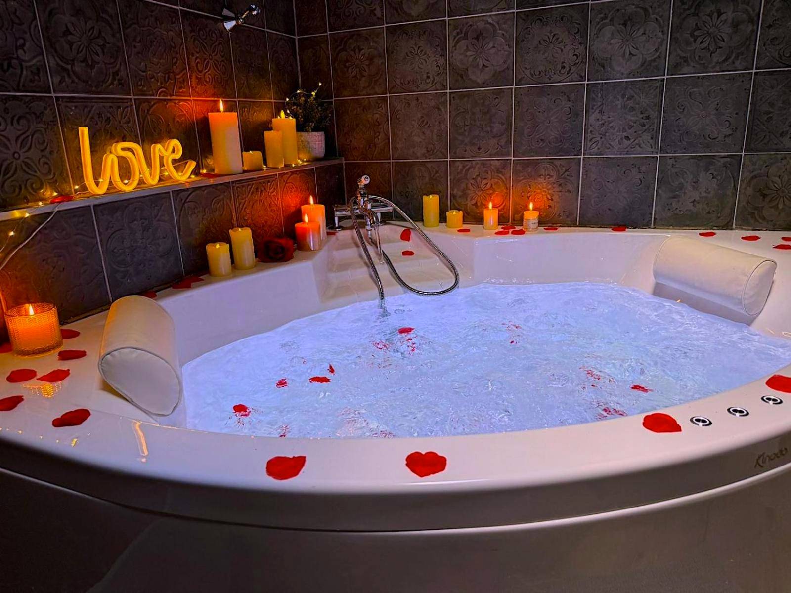 Photo du logement - Le chalet romantique, SPA, Écran cinéma, Lit king size, day use, 10 min centre