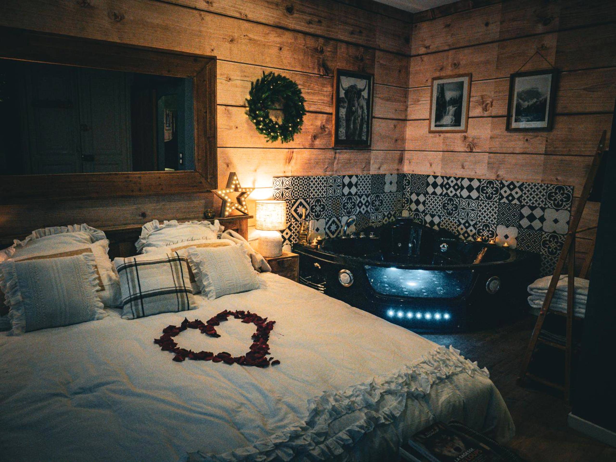 Lit avec cœur en pétales et jacuzzi privatif - Love Room Évreux - Le Chalet romantique en montagne, SPA, Écran cinéma,...