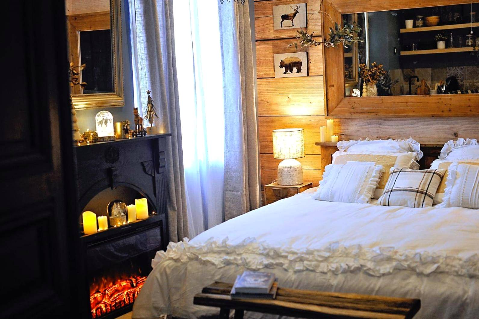 Chambre avec cheminée décorative et bois mural - Le Chalet romantique en montagne, SPA, Écran cinéma, Lit king size, day...
