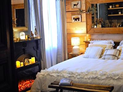 Chambre avec cheminée décorative et bois mural - Le Chalet romantique en montagne, SPA, Écran cinéma, Lit king size, day...