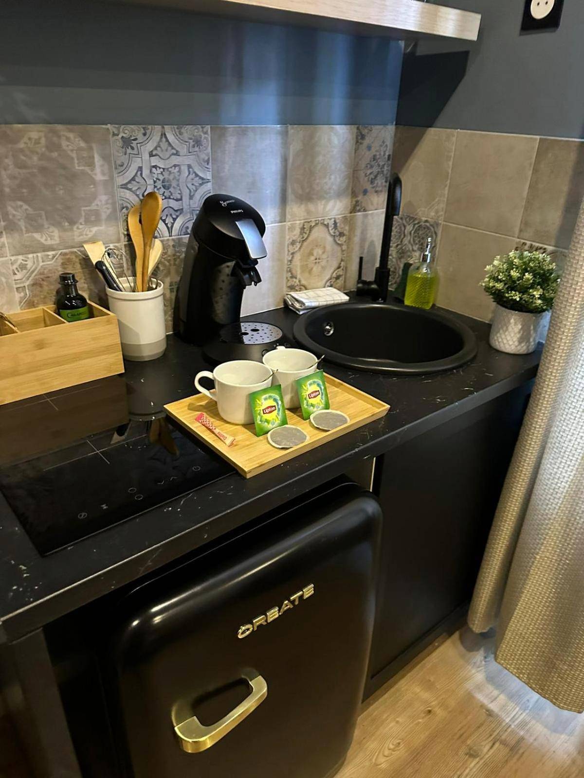 Espace cuisine avec machine à café et mini - frigo - Le Chalet romantique en montagne, SPA, Écran cinéma, Lit king size,...