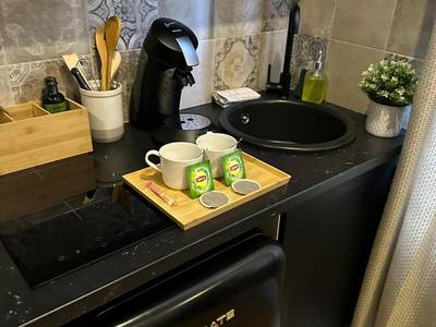 Espace cuisine avec machine à café et mini - frigo - Le Chalet romantique en montagne, SPA, Écran cinéma, Lit king size,...