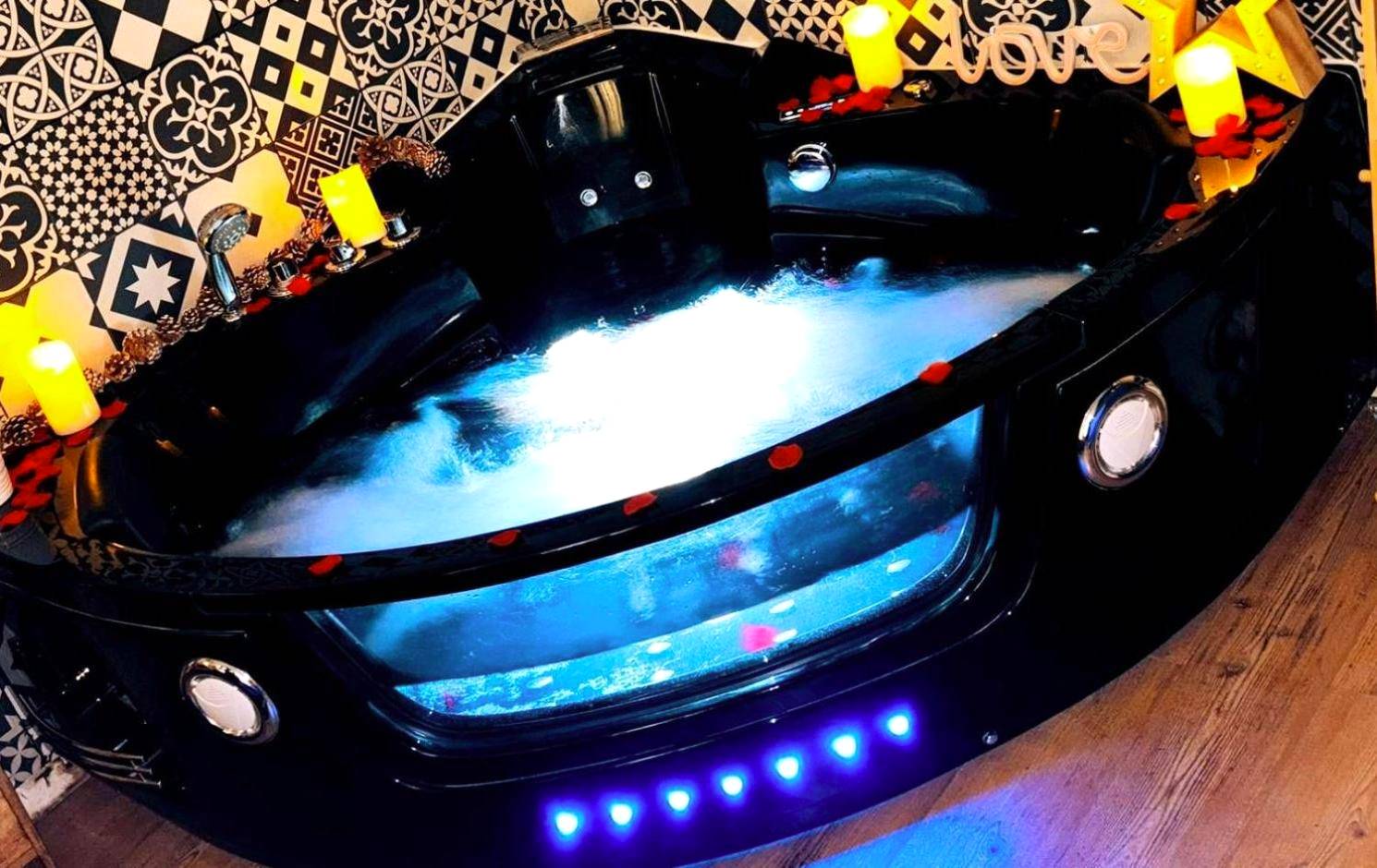Jacuzzi noir avec jets lumineux et bougies - Le Chalet romantique en montagne, SPA, Écran cinéma, Lit king size, day...