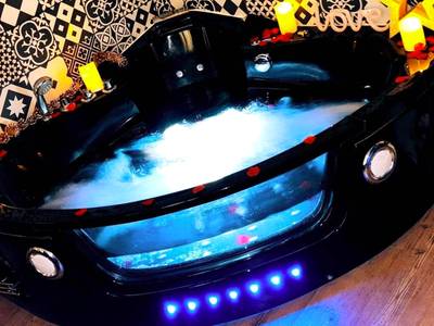 Jacuzzi noir avec jets lumineux et bougies - Le Chalet romantique en montagne, SPA, Écran cinéma, Lit king size, day...