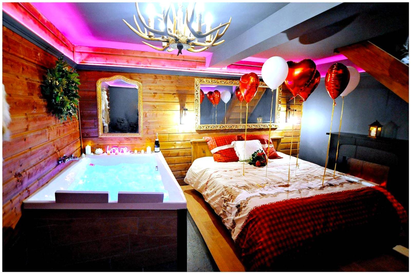 Jacuzzi et lit double avec ballons de fête - Love Room Bourgoin - Jallieu - Le Chalet romantique, SPA XXL, Écran cinéma,...