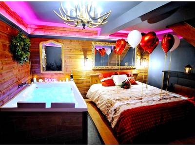 Jacuzzi et lit double avec ballons de fête - Love Room Bourgoin - Jallieu - Le Chalet romantique, SPA XXL, Écran cinéma,...