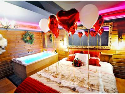 Lit romantique décoré de ballons et fleurs - Le Chalet romantique, SPA XXL, Écran cinéma, Lit king size, cascade d'eau