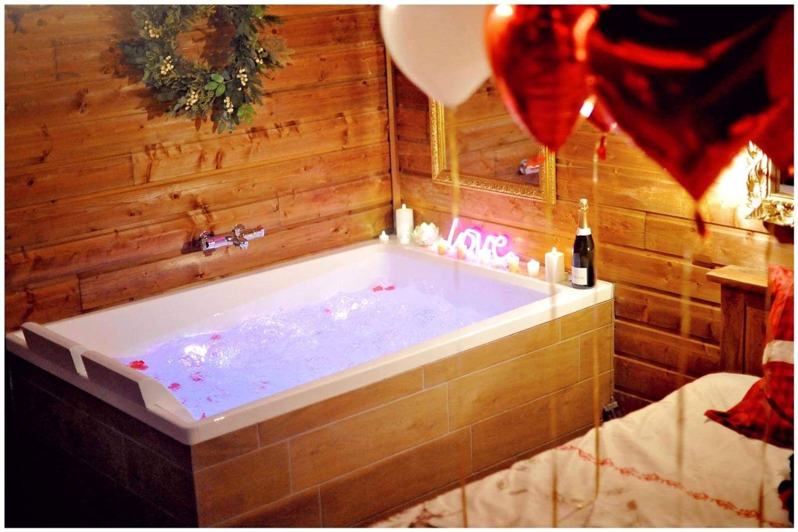 Photo du logement - Le Chalet romantique, SPA XXL, Écran cinéma, Lit king size, cascade d'eau - Bourgoin - Jallieu