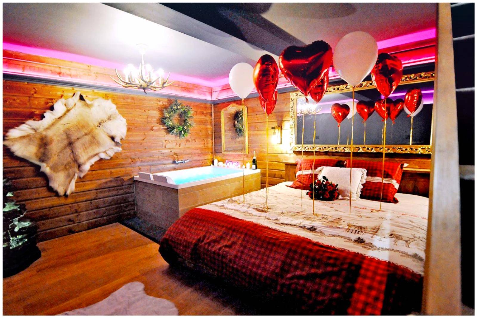 Chambre boisée avec jacuzzi et peau de bête - Le Chalet romantique, SPA XXL, Écran cinéma, Lit king size, cascade d'eau