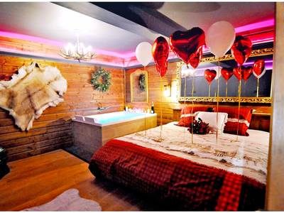 Chambre boisée avec jacuzzi et peau de bête - Le Chalet romantique, SPA XXL, Écran cinéma, Lit king size, cascade d'eau