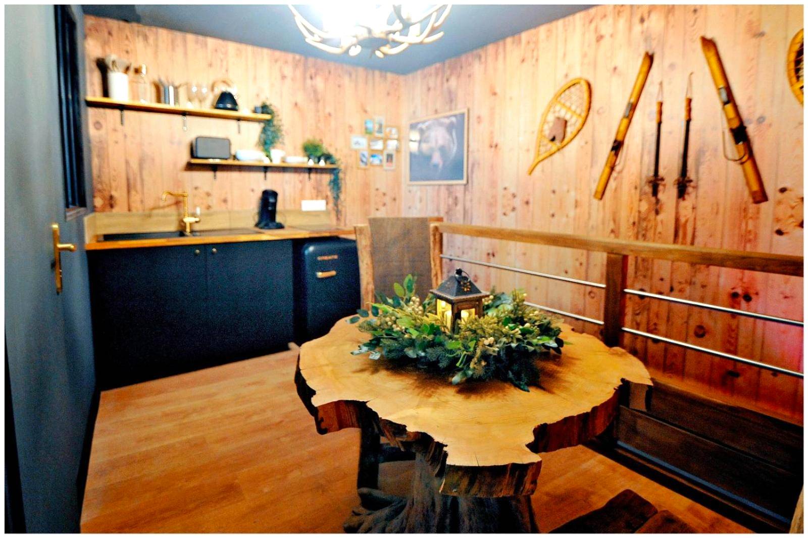 Coin cuisine et table en bois massif - Le Chalet romantique, SPA XXL, Écran cinéma, Lit king size, cascade d'eau